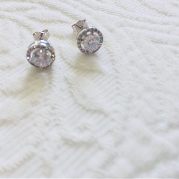Cubic zirconia halo earrings - Picture 3 of 4
